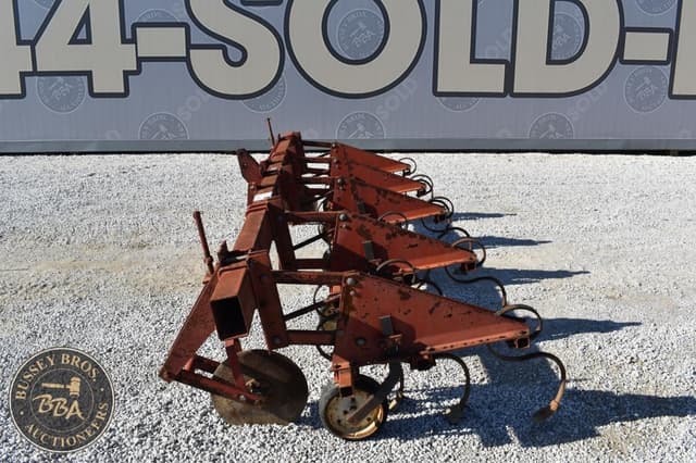 Image of International Harvester 133 equipment image 2