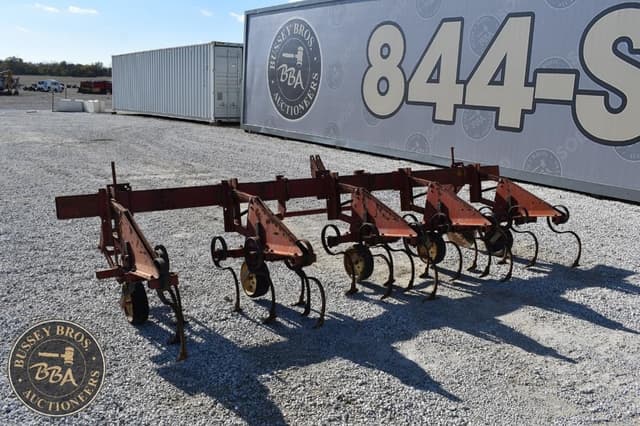 Image of International Harvester 133 equipment image 3