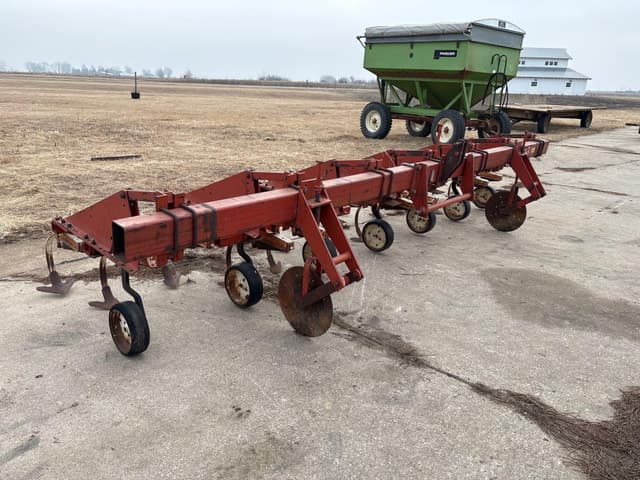 Image of International Harvester 133 equipment image 1