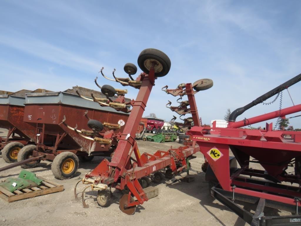 International Harvester 133 Equipment Image0