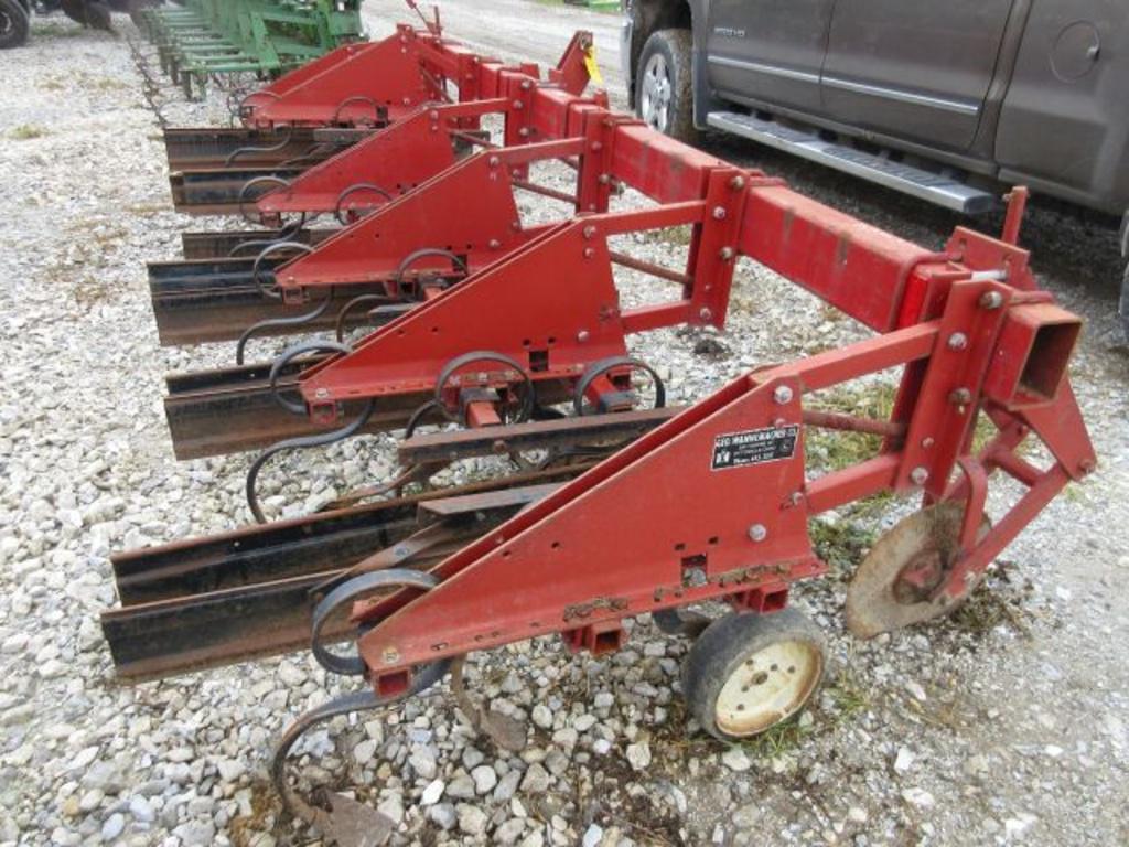 Image of International Harvester 133 Image 1