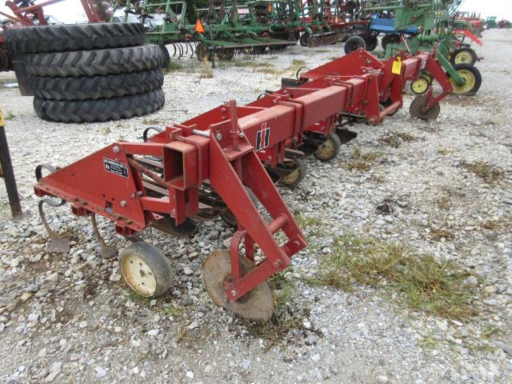 Image of International Harvester 133 Image 0