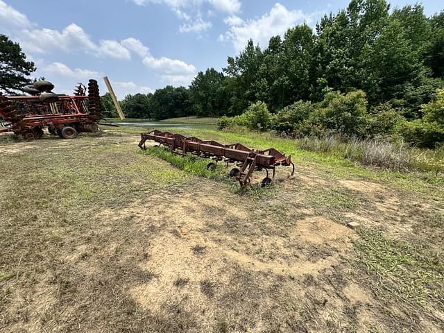Image of International Harvester 133 equipment image 2