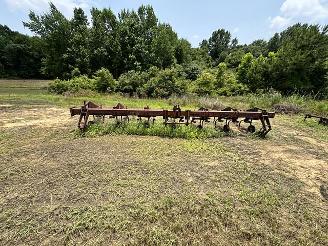 Image of International Harvester 133 equipment image 1