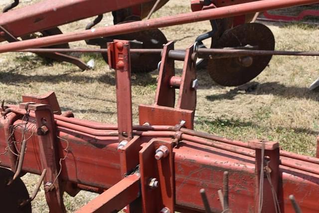 Image of International Harvester 133 equipment image 4