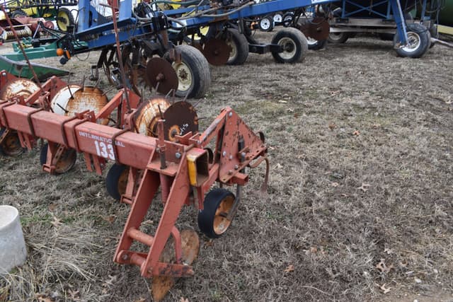 Image of International Harvester 133 equipment image 2