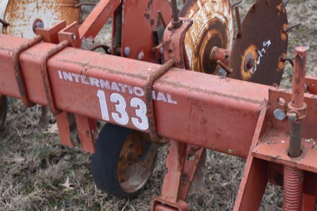 Image of International Harvester 133 equipment image 3