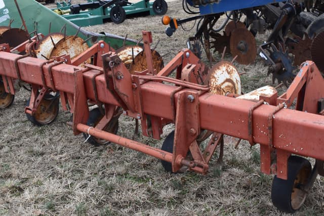 Image of International Harvester 133 equipment image 4