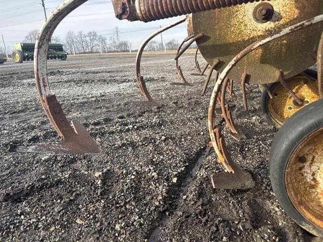 Image of International Harvester 133 equipment image 4