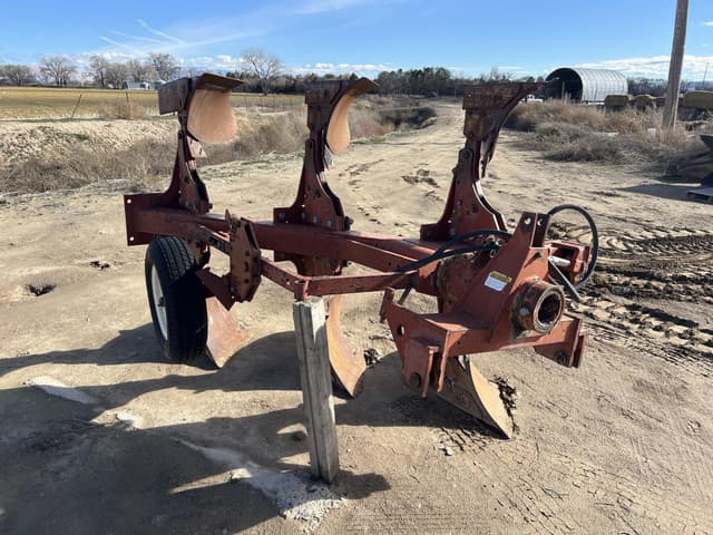 Image of International Harvester 140 equipment image 3