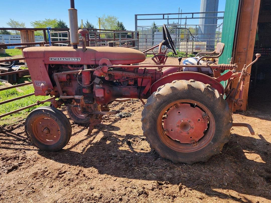 Image of International Harvester 140 Image 0