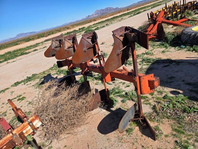 Image of International Harvester 140 equipment image 2