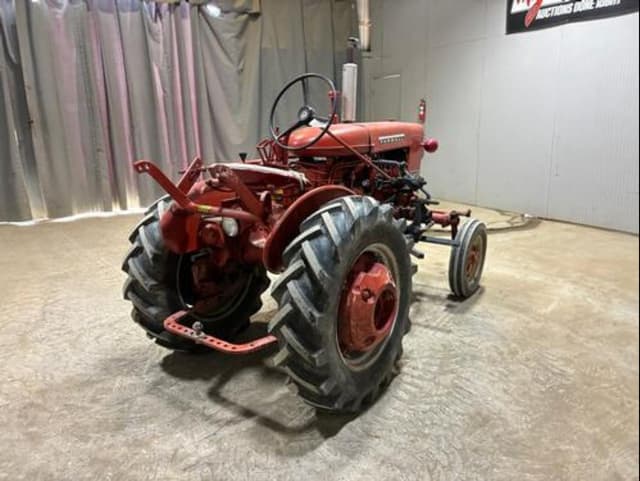 Image of International Harvester 140 equipment image 4