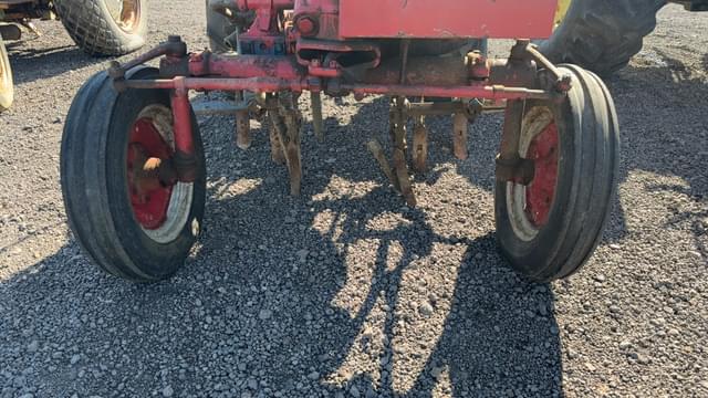 Image of International Harvester 140 equipment image 3