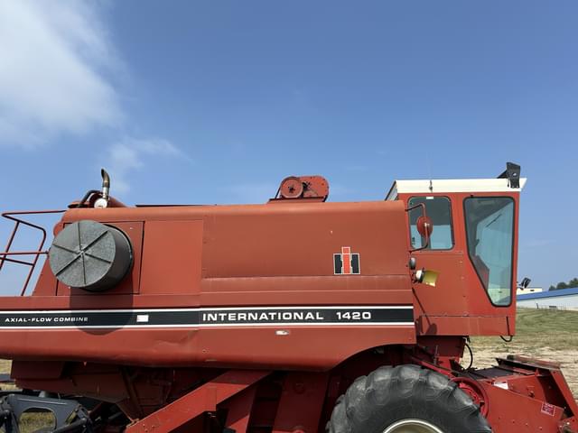 Image of International Harvester 1420 equipment image 3