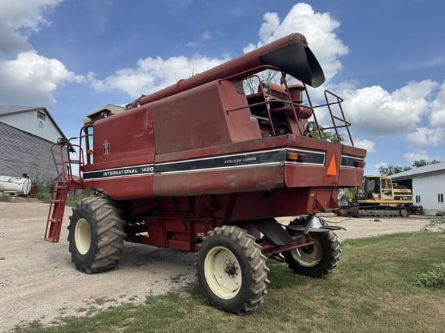 Image of International Harvester 1420 equipment image 3
