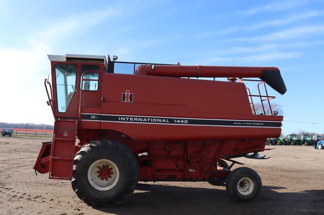 Image of International Harvester 1440 equipment image 3
