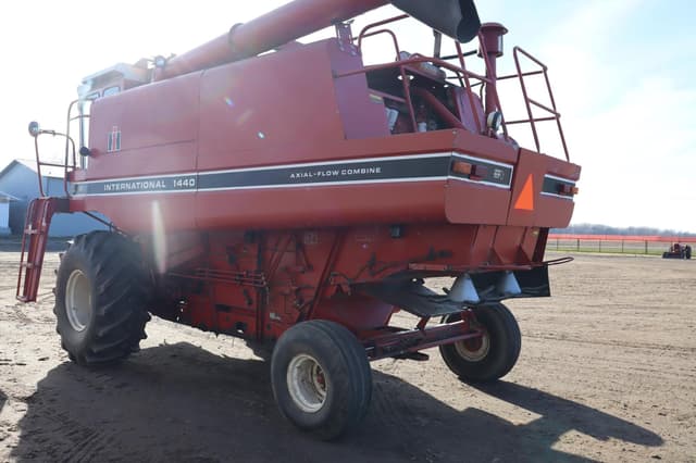Image of International Harvester 1440 equipment image 4