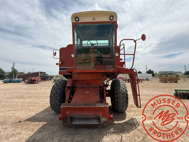 Image of International Harvester 1440 equipment image 4