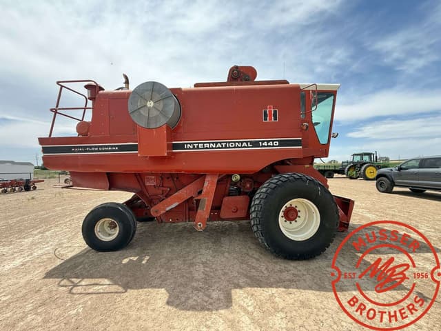 Image of International Harvester 1440 equipment image 2