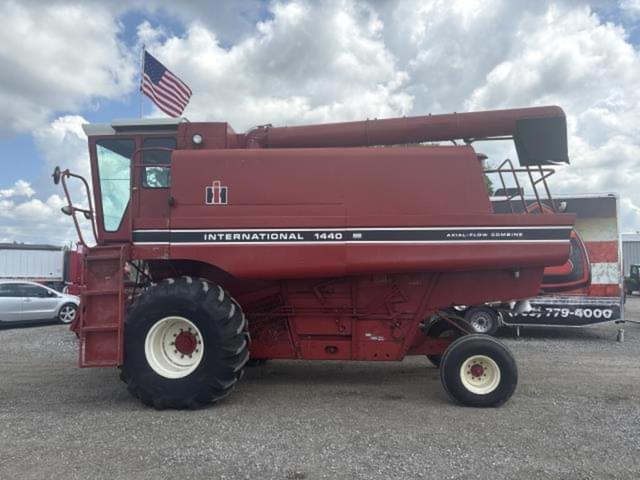 Image of International Harvester 1440 equipment image 1