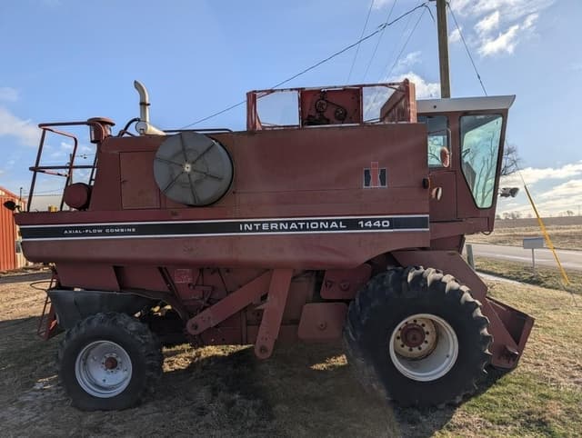 Image of International Harvester 1440 equipment image 2