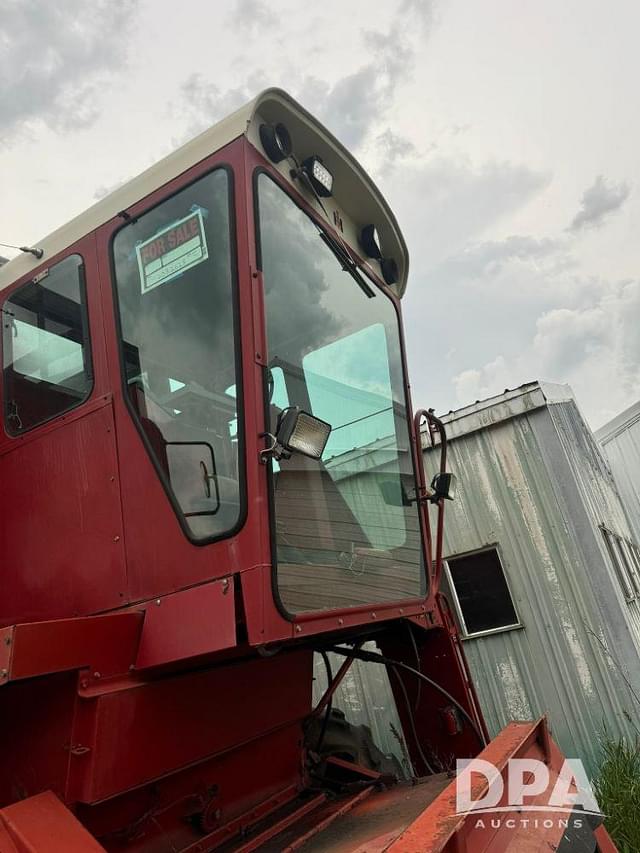 Image of International Harvester 1440 equipment image 4