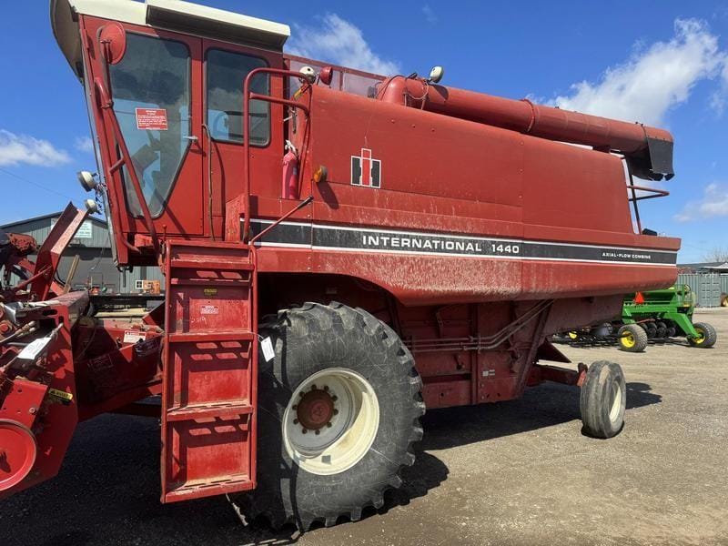 International Harvester 1440 Equipment Image0