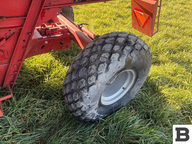 Image of International Harvester 1440 equipment image 4
