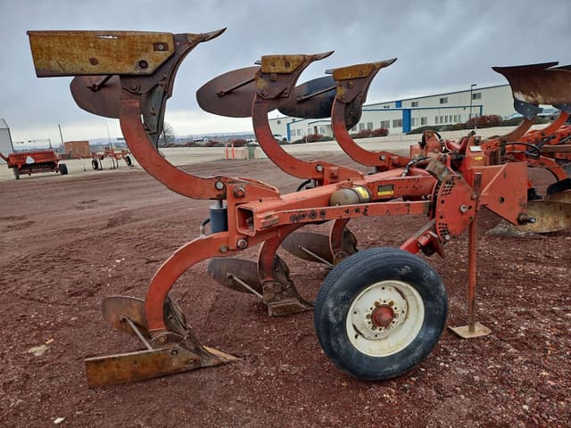 Image of International Harvester 145 equipment image 4