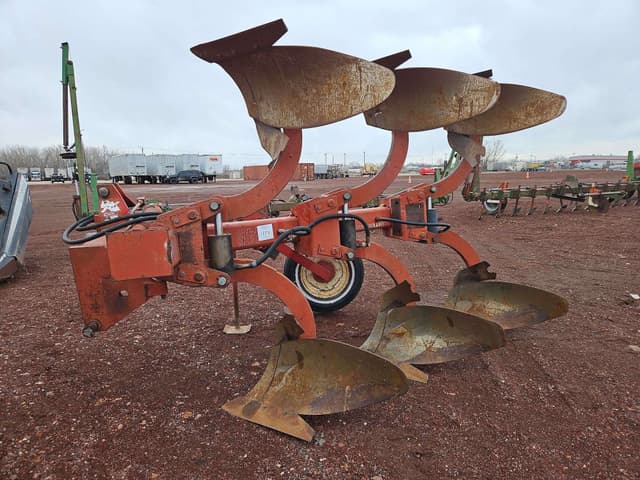 Image of International Harvester 145 equipment image 2