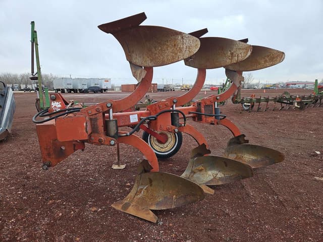 Image of International Harvester 145 equipment image 1