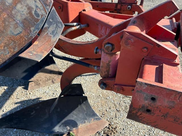 Image of International Harvester 145 equipment image 2