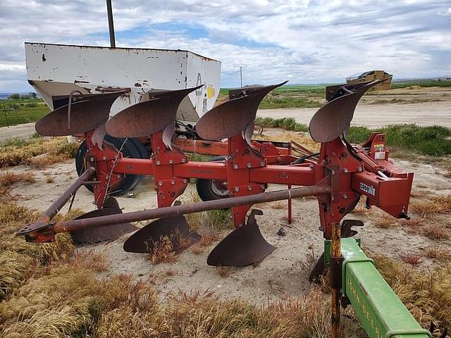 Image of International Harvester 145 equipment image 4