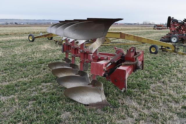 Image of International Harvester 145 equipment image 2