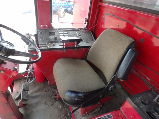 Image of International Harvester 1460 equipment image 4