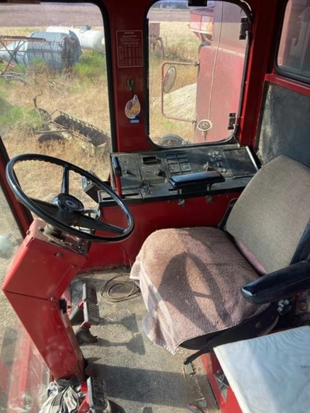 Image of International Harvester 1460 equipment image 4