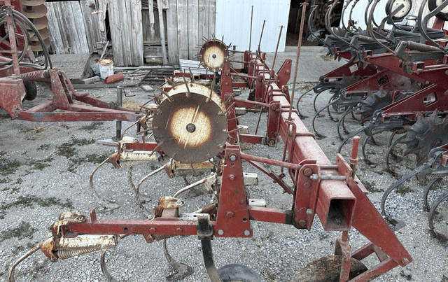 Image of International Harvester 153 equipment image 4