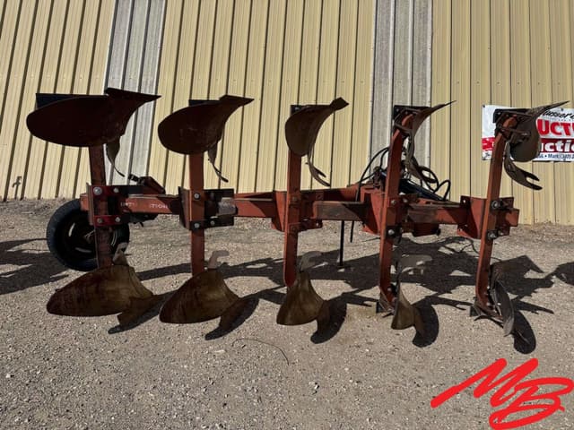 Image of International Harvester 155 equipment image 1