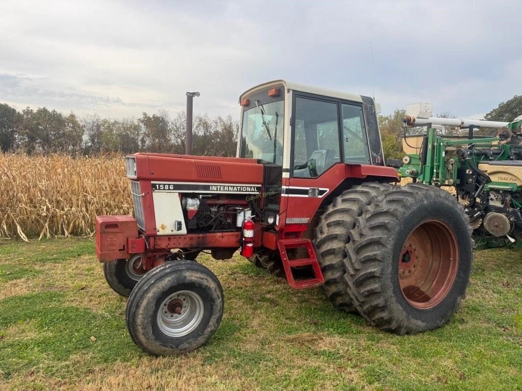 International Harvester 1586 Equipment Image0