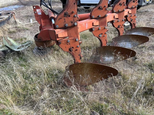 Image of International Harvester 165 equipment image 1