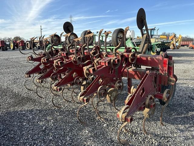 Image of International Harvester 183 equipment image 1