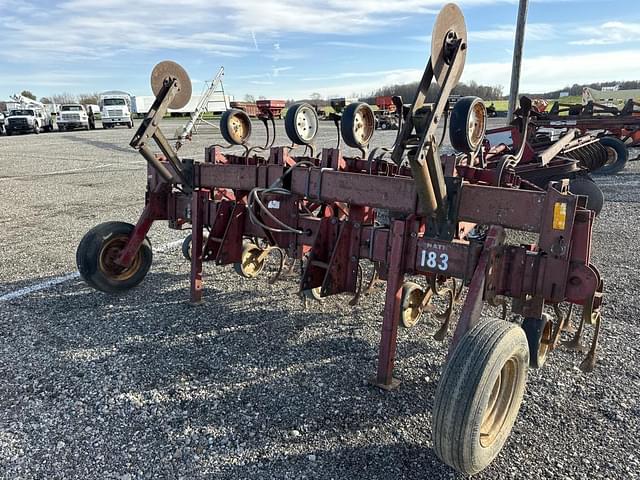 Image of International Harvester 183 equipment image 3