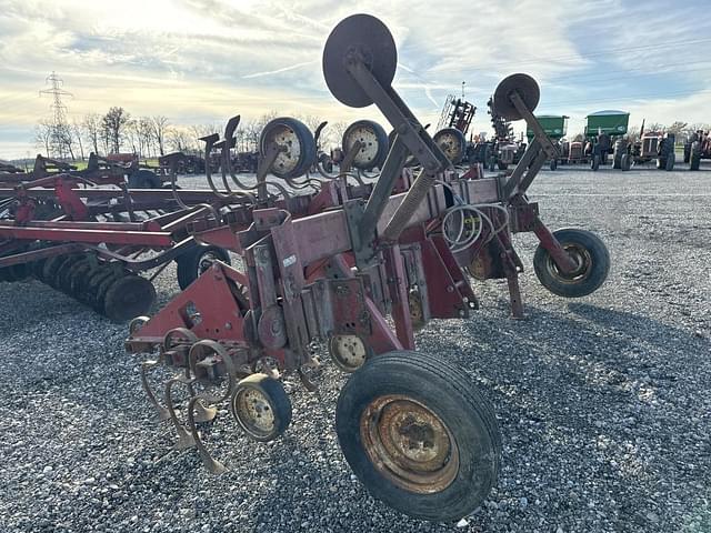 Image of International Harvester 183 equipment image 2