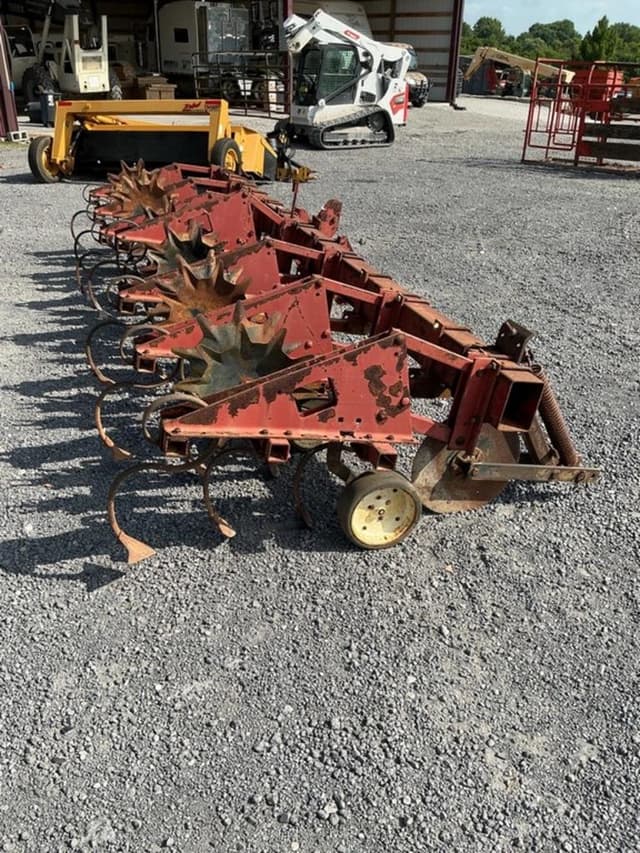 Image of International Harvester 183 equipment image 4