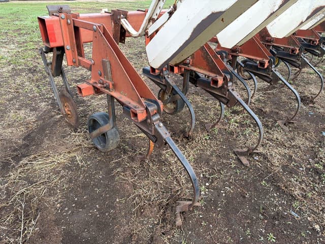 Image of International Harvester 183 equipment image 4