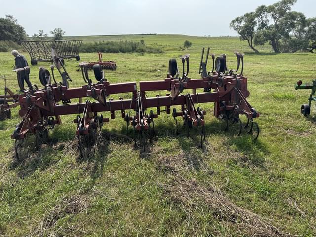 Image of International Harvester 183 equipment image 3