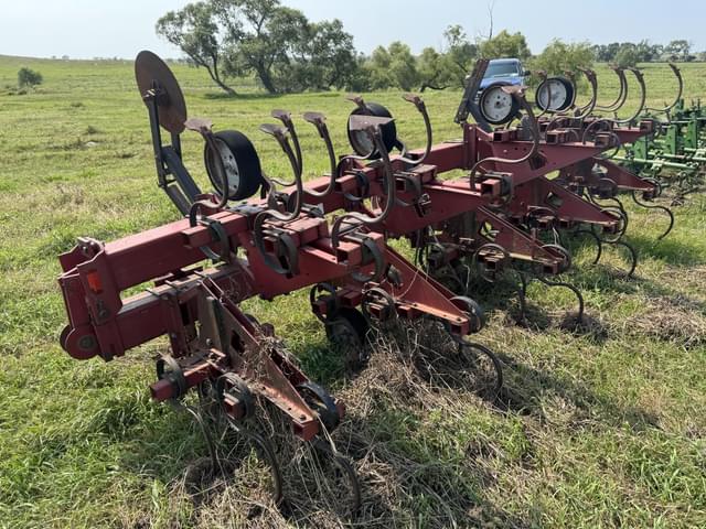 Image of International Harvester 183 equipment image 1