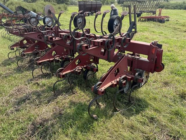 Image of International Harvester 183 equipment image 2