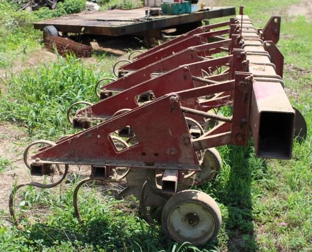 Image of International Harvester 183 equipment image 4